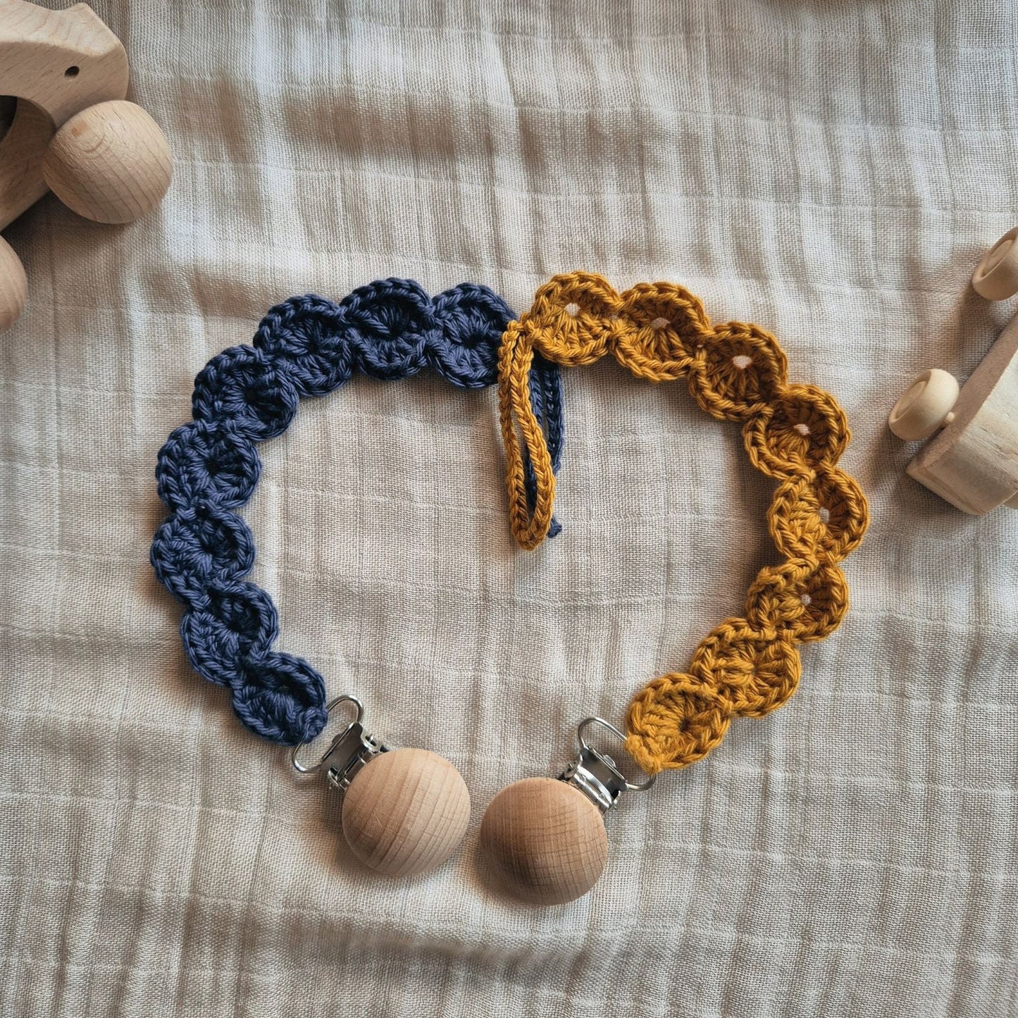Sujeta chupetes de crochet