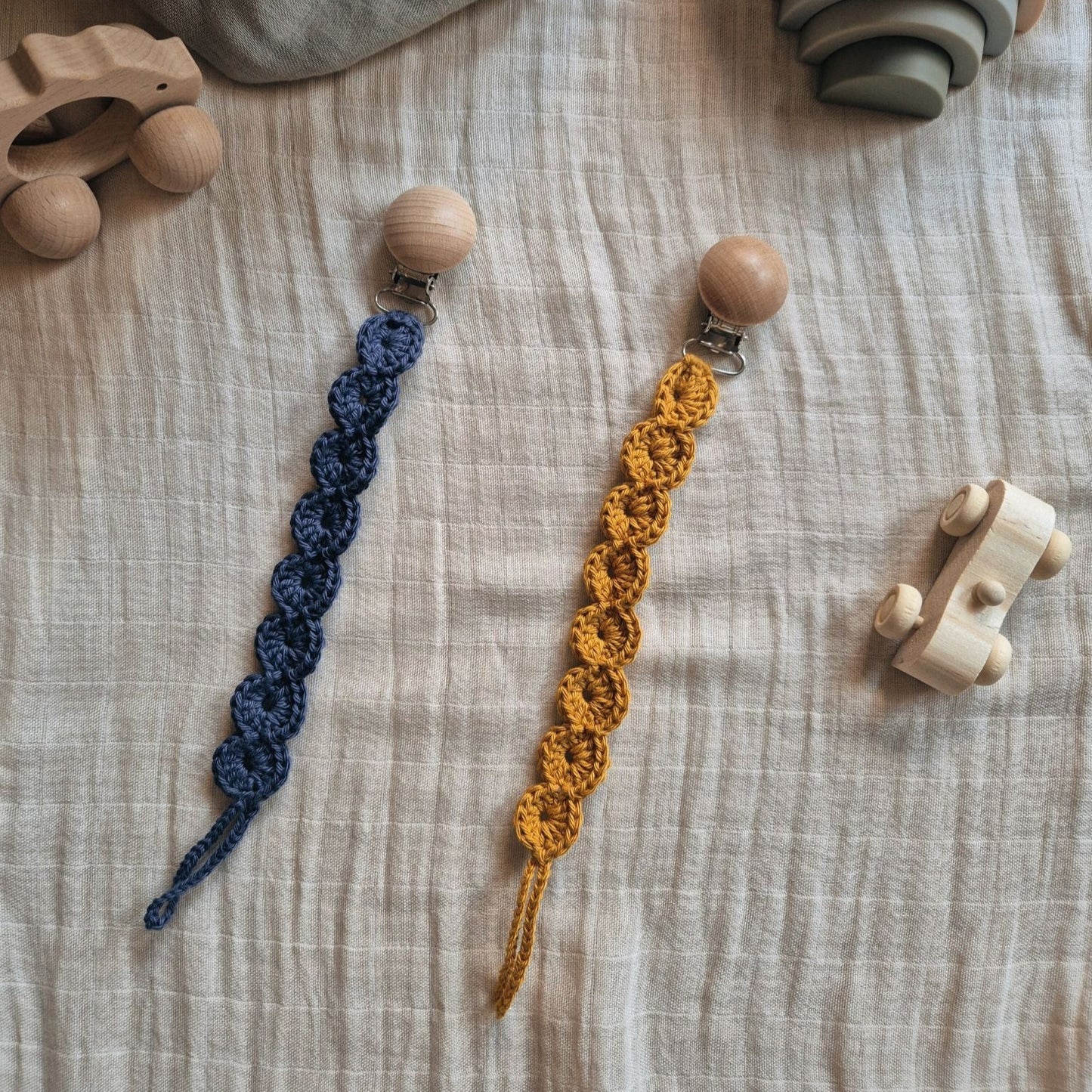 Sujeta chupetes de crochet