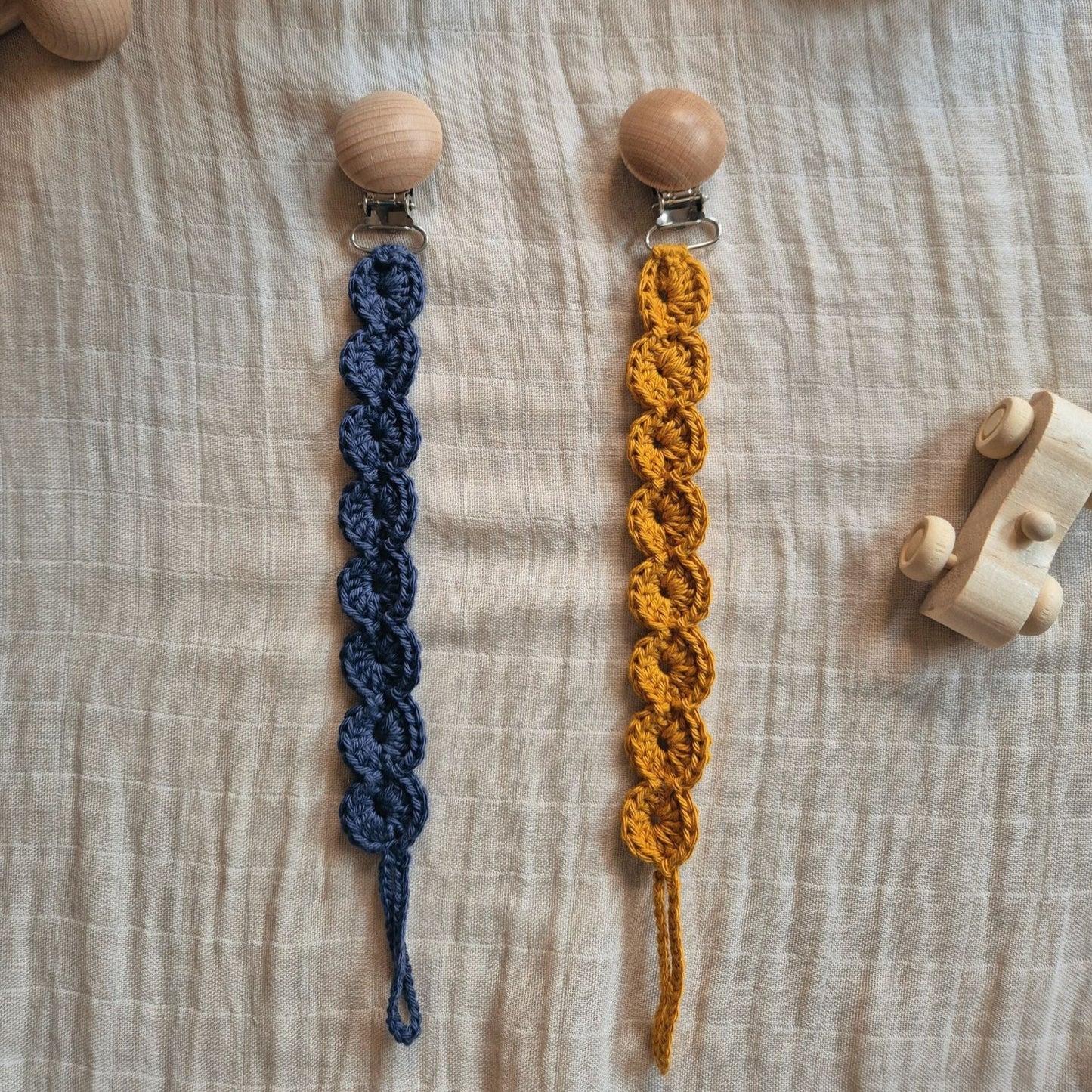 Sujeta chupetes de crochet